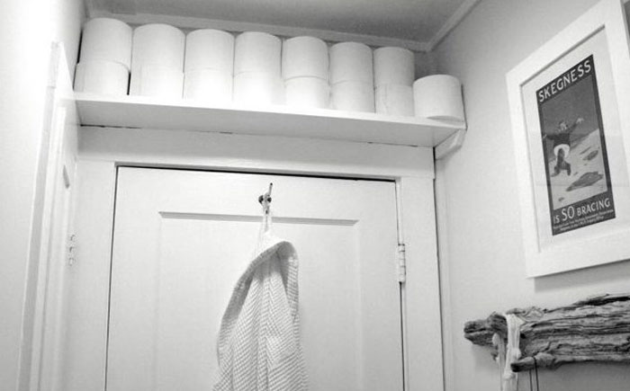 Полка над дверью для рулонов туалетной бумаги