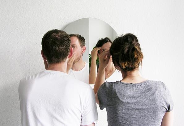 Гнущееся зеркало для двоих от дизайнерской компании Halb/Halb