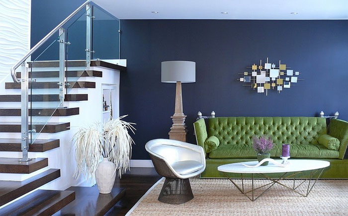 Зелёный диван в синей гостиной от Dotter & Solfjeld Architecture + Design