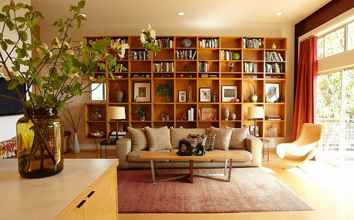 Интерьер гостиной с книжными стелажами от Platform Home Staging