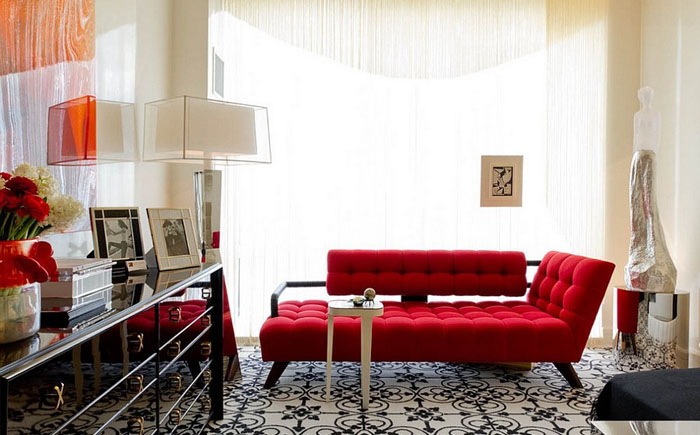 Стильный красный диван в гостиной от Charles Pavarini III Design Associates