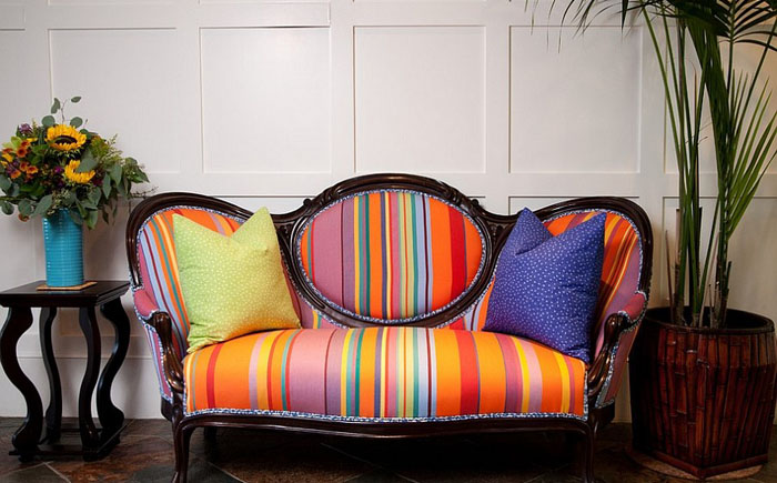 Разноцветный диван в гостиной от Darci Goodman Design