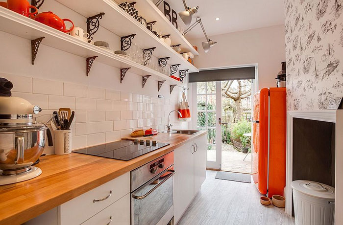 Интерьер кухни в эклектичном стиле с оранжевыми акцентами