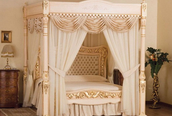 Королевская кровать с балдахином