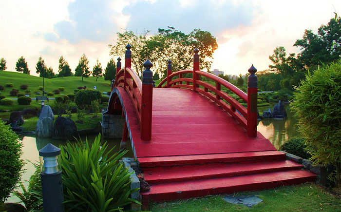 Красный мост в японском стиле