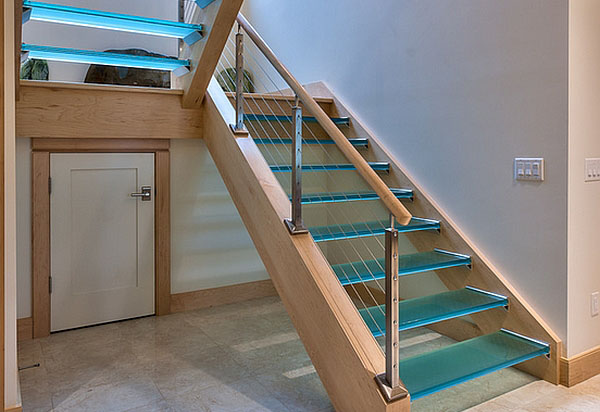 Цветная стеклянная лестница от Glennwood Custom Builders