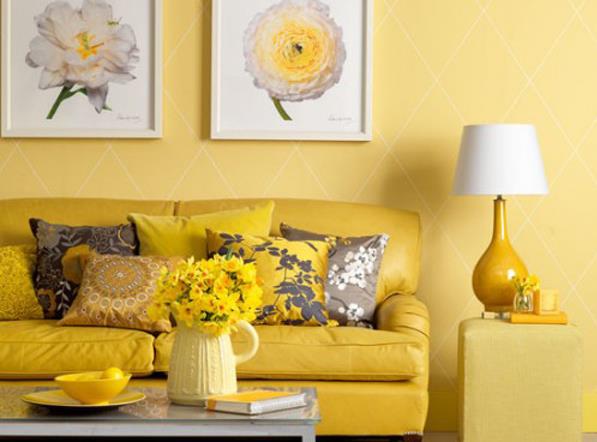 Желтая гостиная с цветочной тематикой.