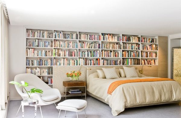 В спальне под книги можно отдать всю стену