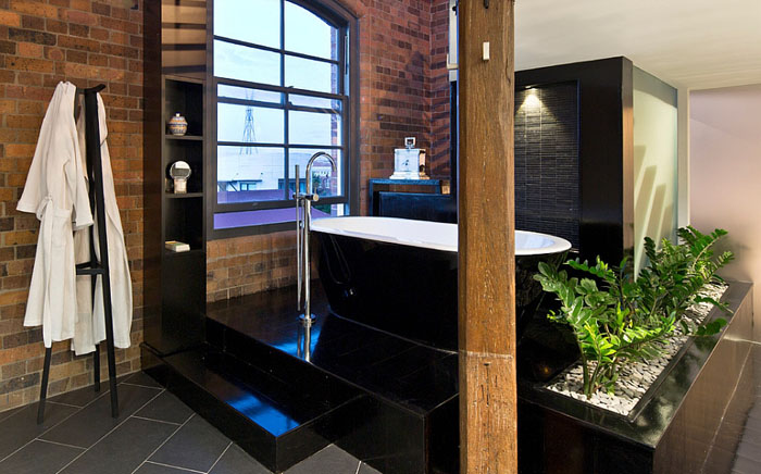 Ванная комната в индустриальном стиле в виде спа-центра