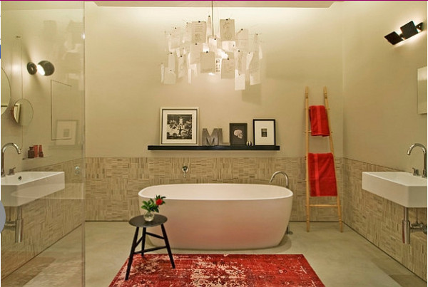 Яркий акцент в современной ванной от David Howell Design