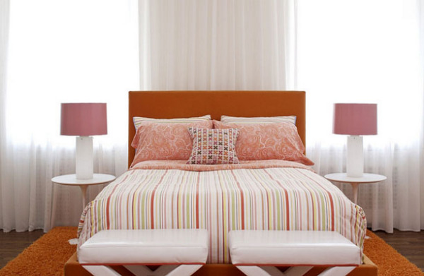 Цветные абажуры в интерьере спальни