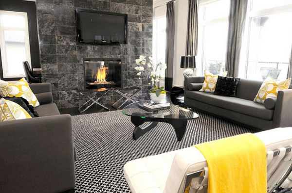 Чёрные акценты в серо-жёлтой гостиной от Atmosphere Interior Design