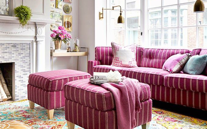 Розовый диван с сочетающимися оттоманками