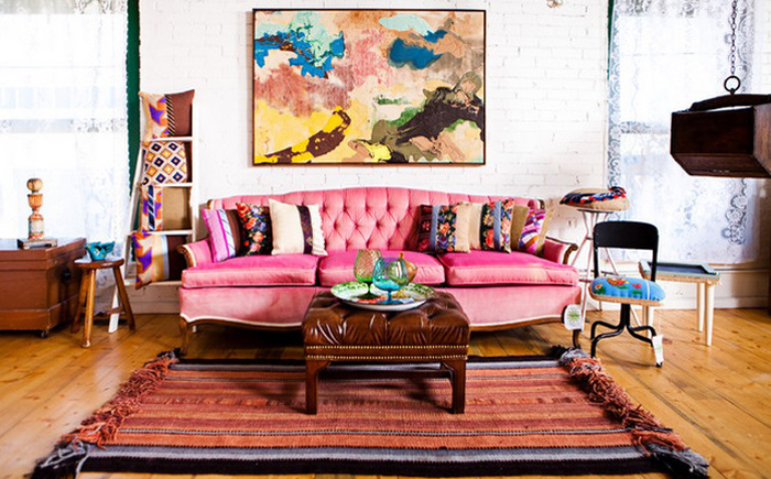 Розовый диван в гостиной в эклектичном стиле