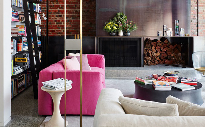 Розовый диван в гостиной в индустриальном стиле