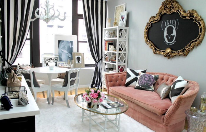 Нежно-розовый диван в гостиной
