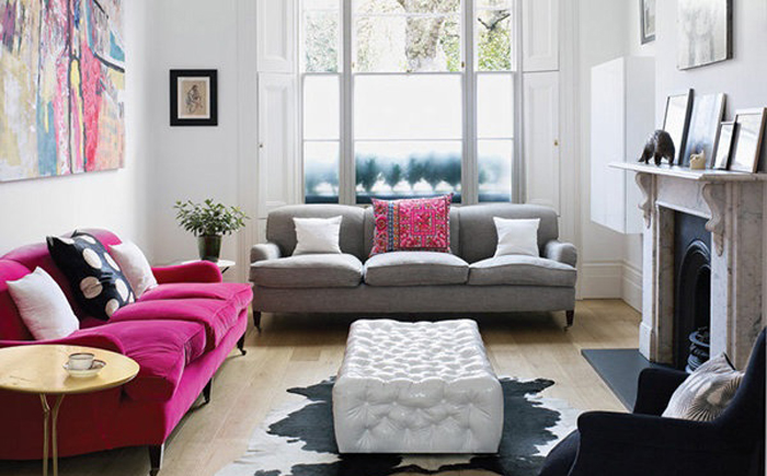 Яркий цвет дивана сочетается с другими элементами