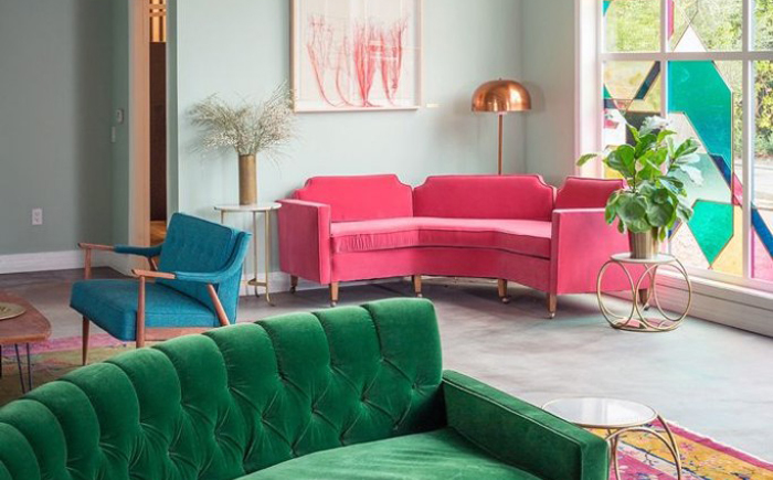 Розовый диван теряет яркость на фоне других насыщенных цветов