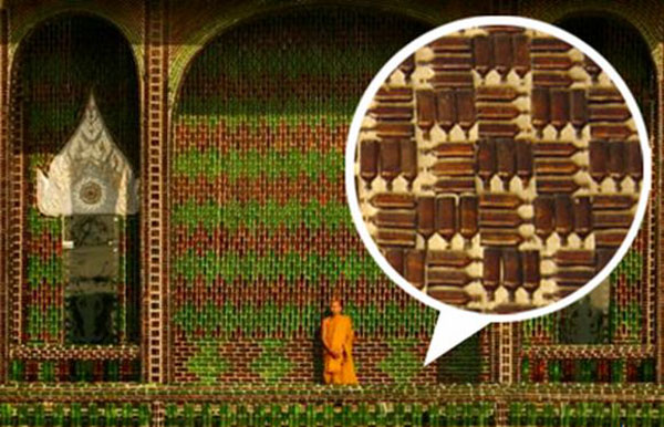 Буддистский монастырь из стеклянных бутылок