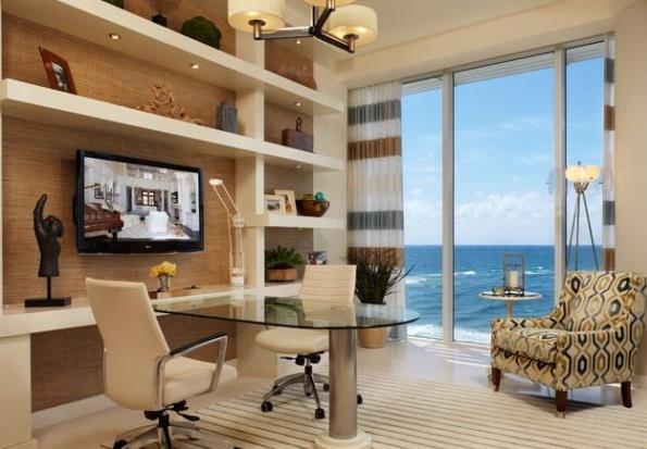 Домашний офис с видом на океан от The Decorators Unlimited