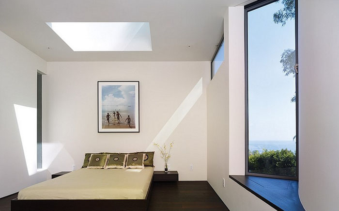 Спальня с потолочным окном от Griffin Enright Architects