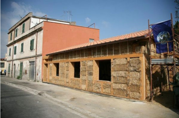 Первый дом из соломенных блоков в Риме