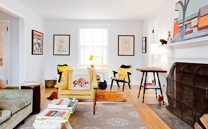 Жёлтое полосатое кресло - яркий акцент в гостиной