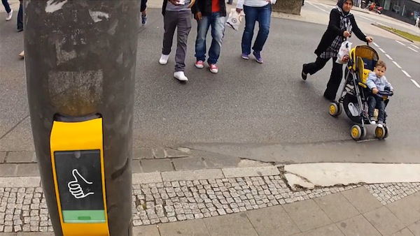 Игра Streetpong – скоротать время на пешеходном переходе