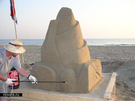 Песчаные фигуры на берегу в Витязево