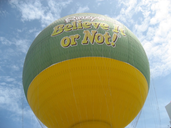 Огромный туристический воздушный шар