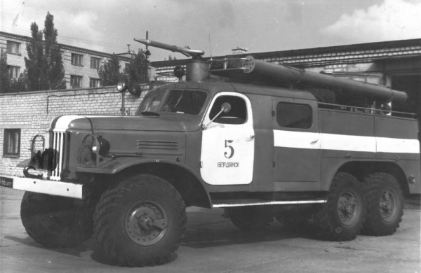 Послевоенные годы: пожарный ЗИЛ-157