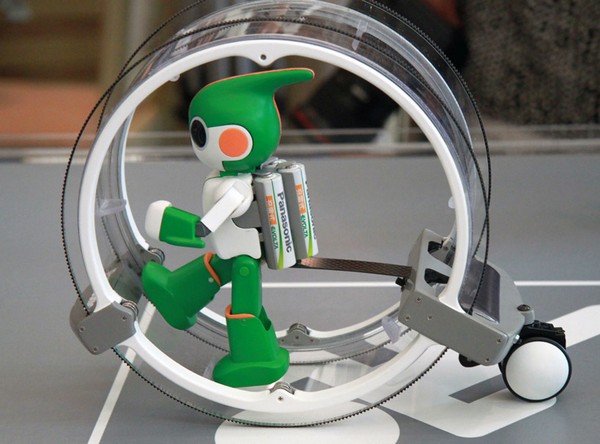 Робот Evolta в колесе для ходьбы