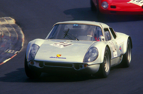 Porsche 904 на гоночном треке