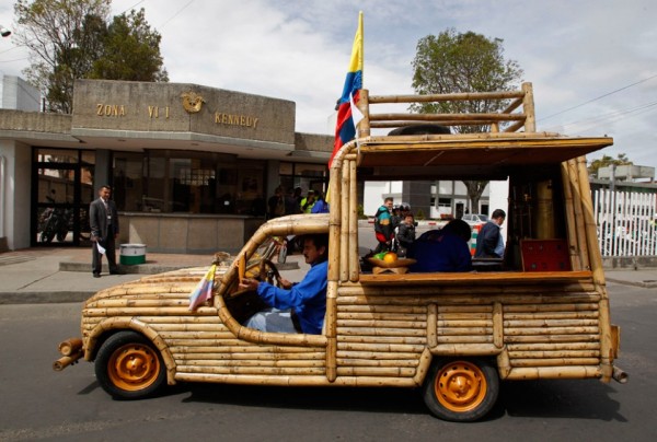 Бамбуковый автомобиль колумбийского скульптора