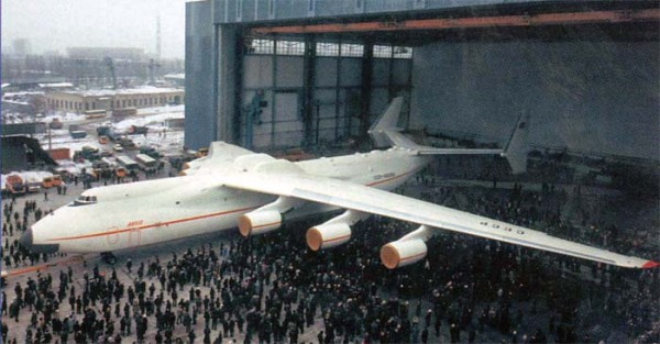 Первое появление Ан-225 из сборочного цеха