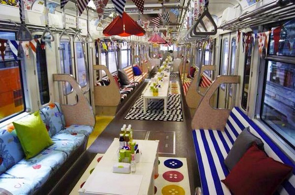 Выставочный зал IKEA в токийском поезде. Источник фото: psfk.com