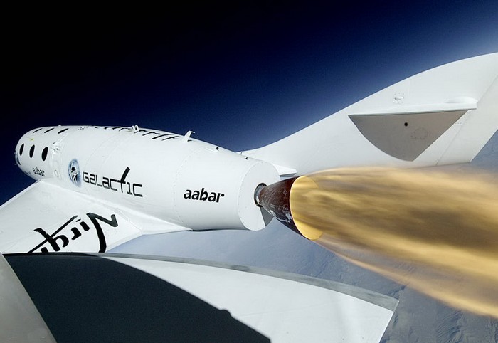 Космический челнок SpaceShipTwo с реактивным двигателем