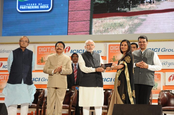 Премьер-министр Индии вручает представителям деревни Акодара награду за их достижения