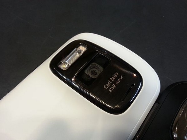 Nokia 808 – телефон с 41-мегапиксельной камерой. Источник фото: itc.ua