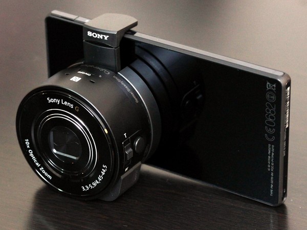 Sony QX-10 – автономный объектив для мобильного телефона. Источник фото: habrahabr.ru