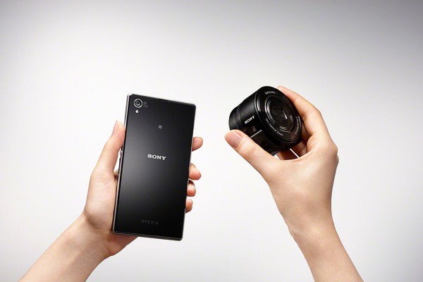 Sony QX-10 – автономный объектив для мобильного телефона. Источник фото: photographyreview.com