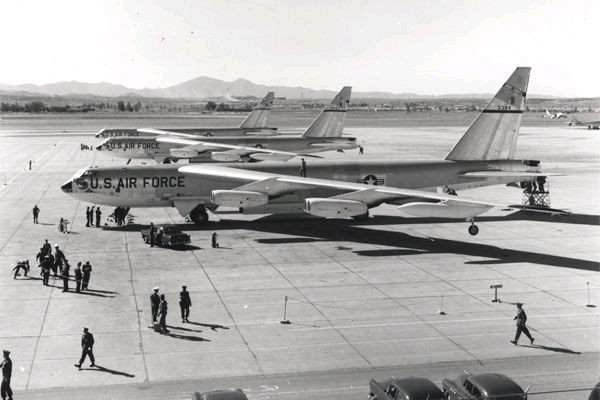 Самолеты В-52B на земле готовятся к кругосветному полету. Источник фото: jitterbuzz.com