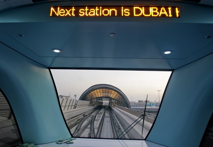 Комфортные беспилотные поезда метро в городе Дубай