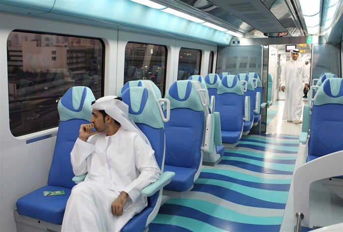 Комфортные беспилотные поезда метро в городе Дубай