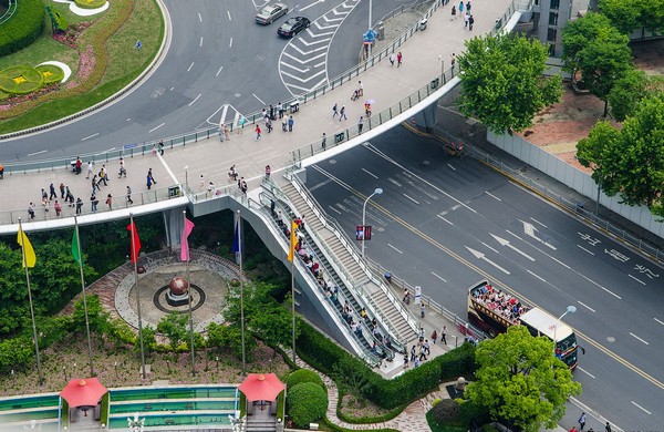 Круговой пешеходный мост в Шанхае. Источник фото: fresher.ru