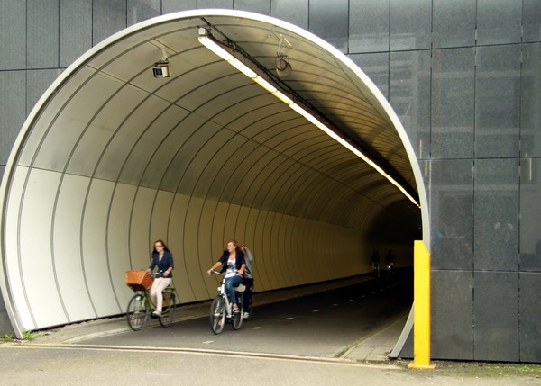 Подводный тоннель для велосипедистов. Источник фото: richardtulloch.files.wordpress.com