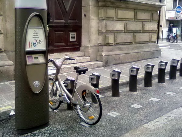 Сеть общественных велосипедов в Париже. Источник фото: pageblanche-leblogdesseniors.com