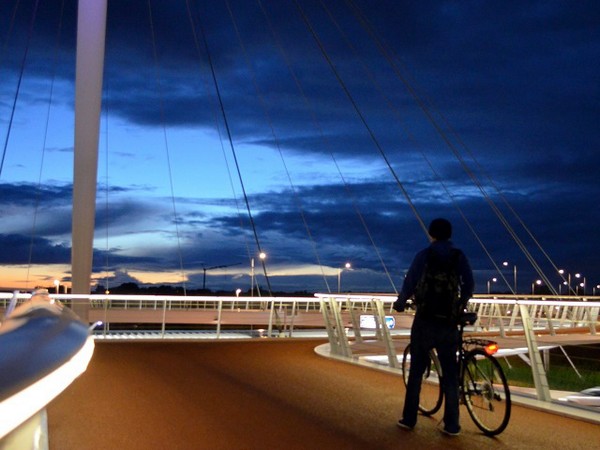 The Hovenring – круговая велосипедная развязка в Эйндховене. Источник фото: thecityfix.com