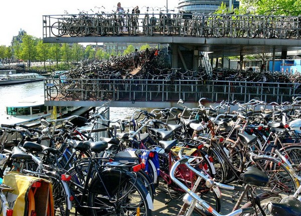 Велосипедный паркинг на вокзале в Амстердаме. Источник фото: dutchamsterdam.nl