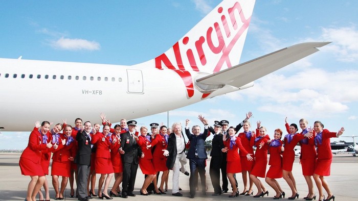 Ричард Брэнсон и сотрудники авиакомпании Virgin Atlantic
